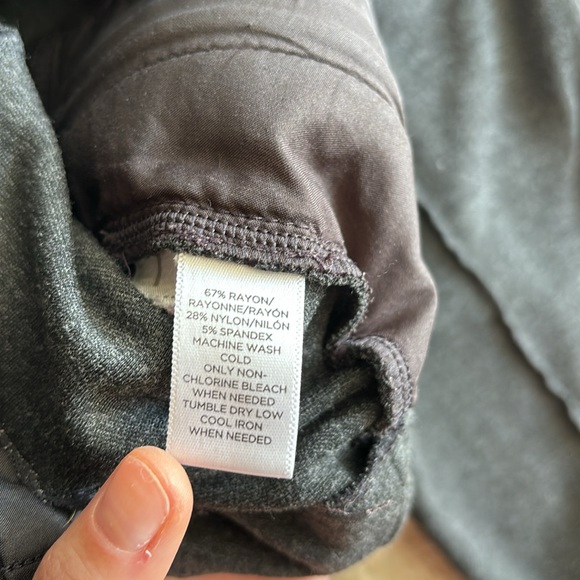Ann Taylor Loft size 2P Dark grey tapered pants - Picture 5 of 5